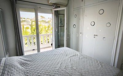Bungalow de esquina totalmente renovado con gran jardín.